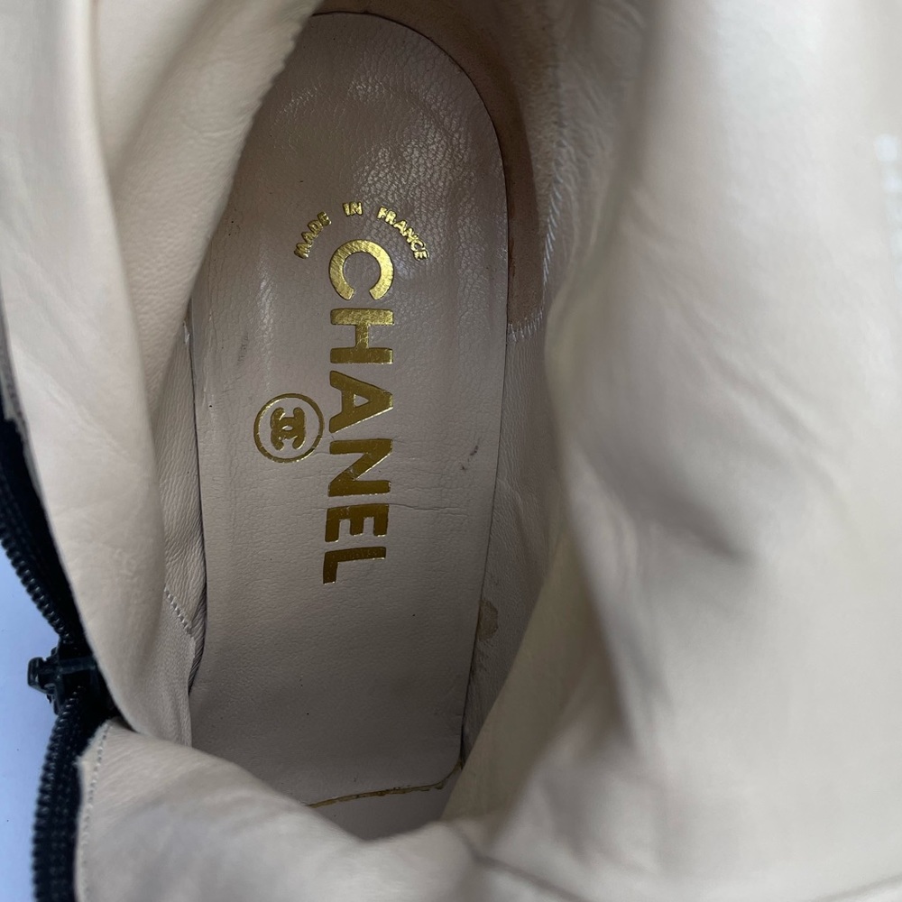 Authentic Vintage Chanel black leather boots with CC logo - Picture 3 of 15